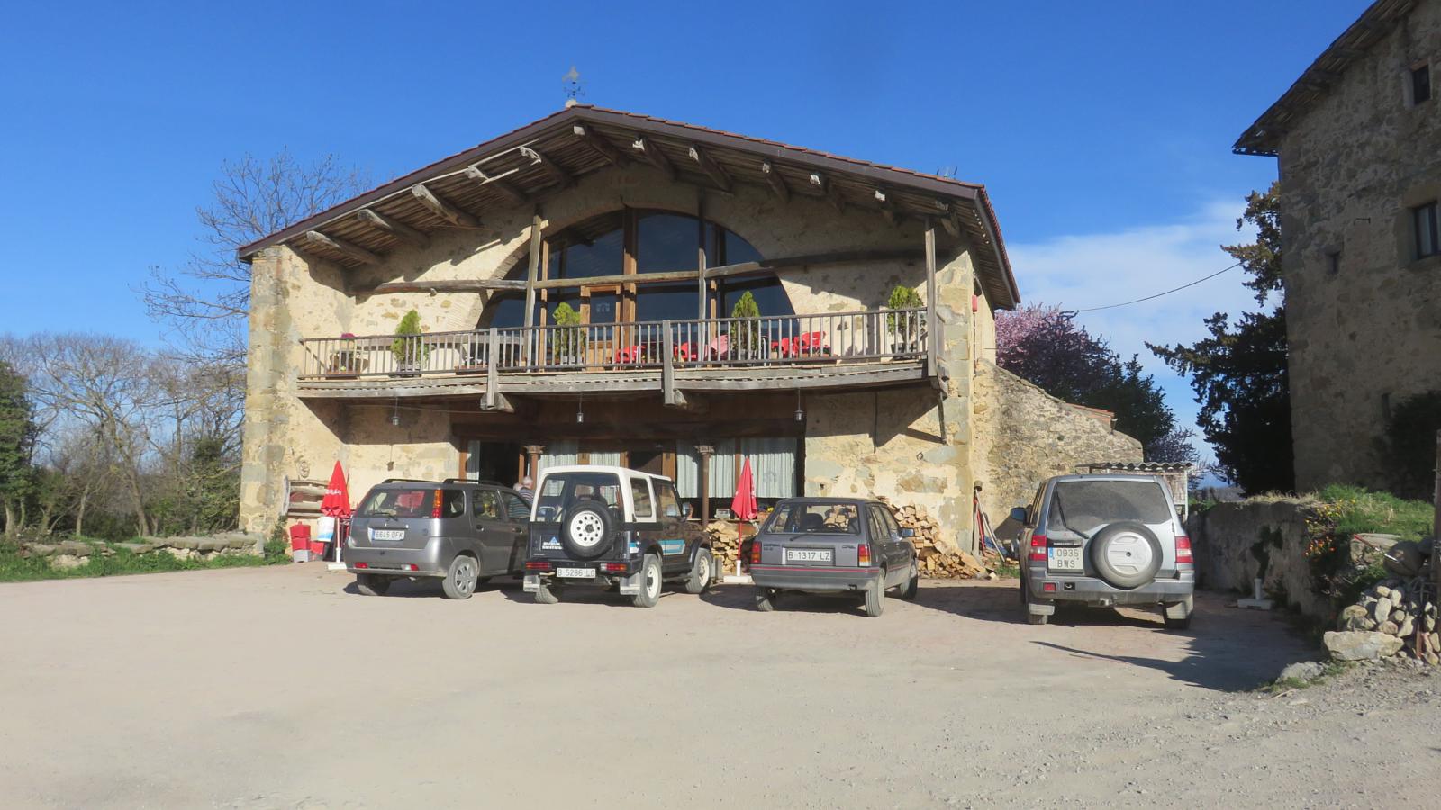 Torre de un edificio de piedra  El contenido generado por IA puede ser incorrecto.